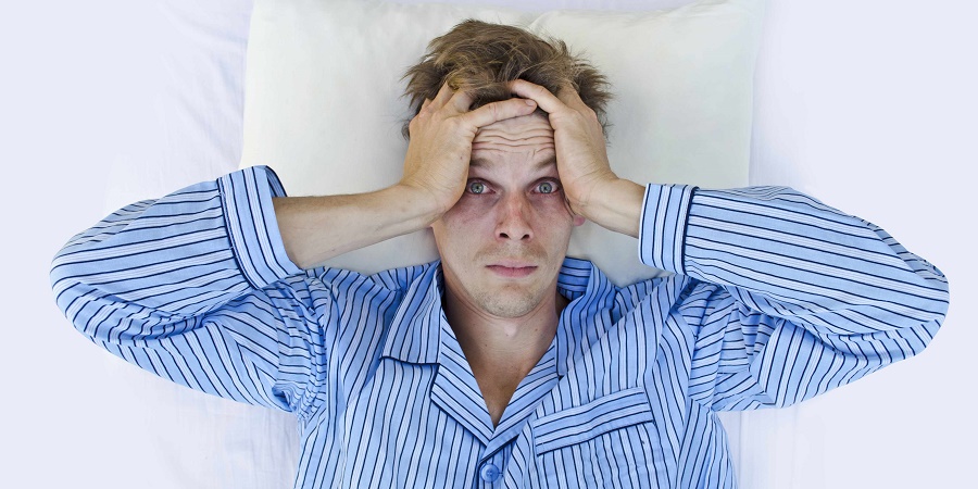 بررسی علت بی خوابی؛ ۸ عامل مهم، نشانه‌ها و بایدها و نبایدهای درمان آن