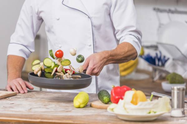 ۲۰ اشتباه رایج در آشپزی که غذای شما را خراب می‌کند